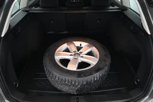 Harmaa Farmari, Volkswagen Passat – VYY-141