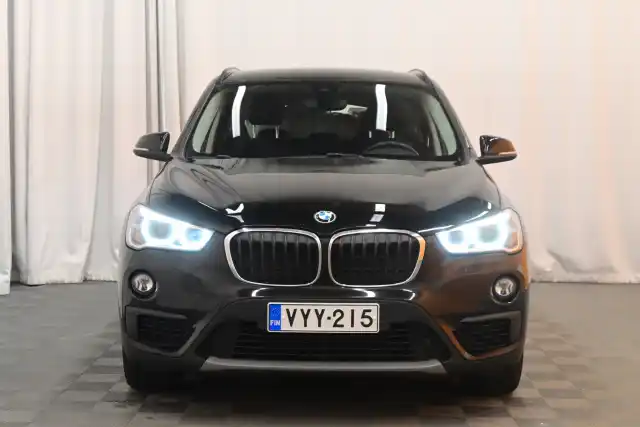 Musta Maastoauto, BMW X1 – VYY-215