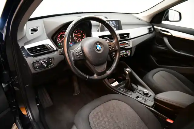 Musta Maastoauto, BMW X1 – VYY-215