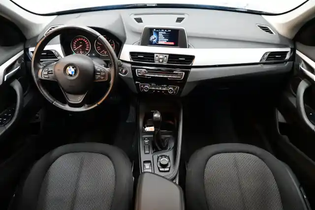 Musta Maastoauto, BMW X1 – VYY-215