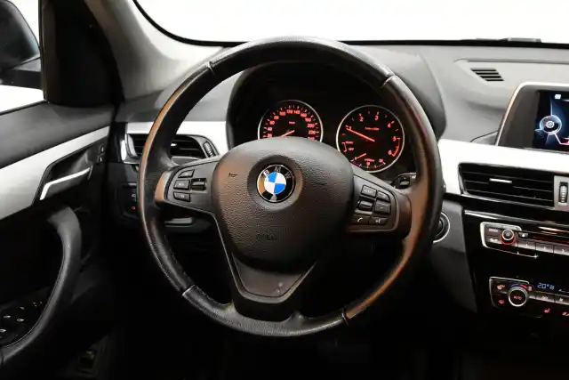 Musta Maastoauto, BMW X1 – VYY-215