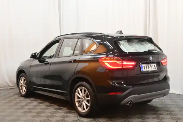 Musta Maastoauto, BMW X1 – VYY-215