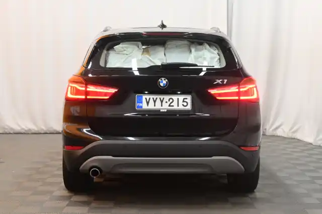 Musta Maastoauto, BMW X1 – VYY-215