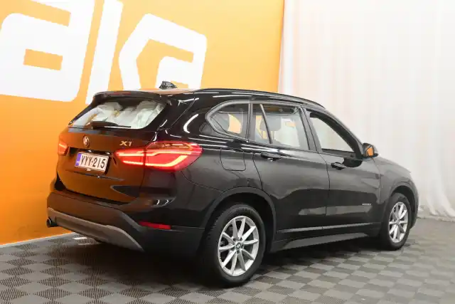 Musta Maastoauto, BMW X1 – VYY-215