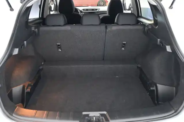Valkoinen Maastoauto, Nissan Qashqai – VYZ-395