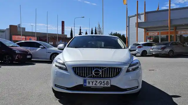 Valkoinen Viistoperä, Volvo V40 – VYZ-958