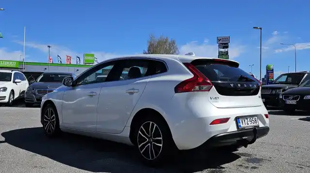 Valkoinen Viistoperä, Volvo V40 – VYZ-958