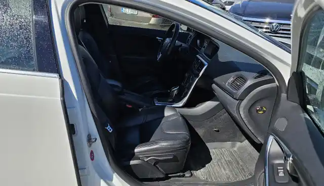 Valkoinen Viistoperä, Volvo V40 – VYZ-958