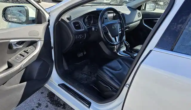 Valkoinen Viistoperä, Volvo V40 – VYZ-958