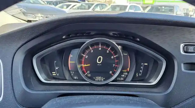 Valkoinen Viistoperä, Volvo V40 – VYZ-958