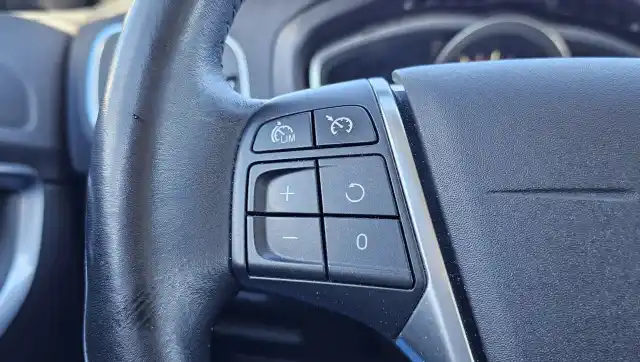 Valkoinen Viistoperä, Volvo V40 – VYZ-958
