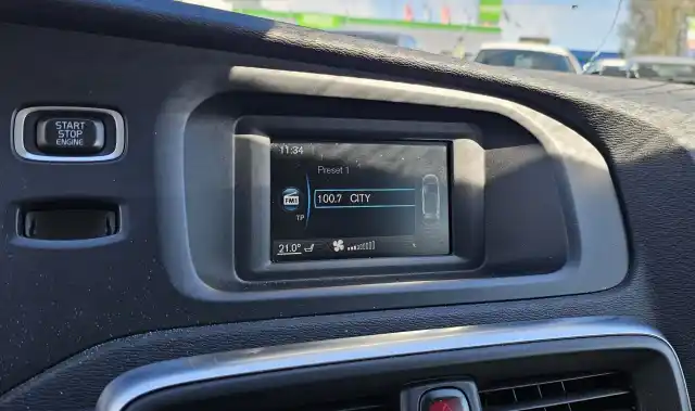 Valkoinen Viistoperä, Volvo V40 – VYZ-958