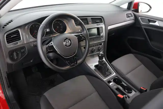 Punainen Viistoperä, Volkswagen Golf – VZC-151