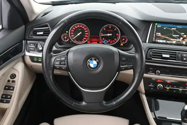 Harmaa Farmari, BMW 520 – VZC-201