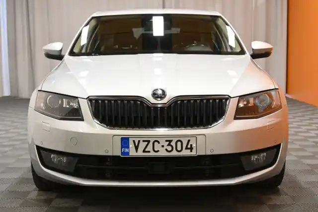 Harmaa Viistoperä, Skoda Octavia – VZC-304