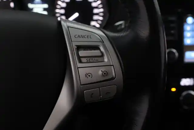 Musta Maastoauto, Nissan X-Trail – VZE-861