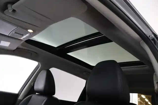 Musta Maastoauto, Nissan X-Trail – VZE-861