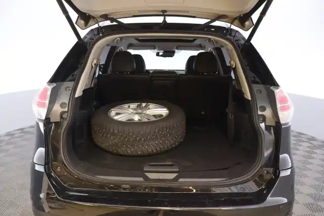 Musta Maastoauto, Nissan X-Trail – VZE-861