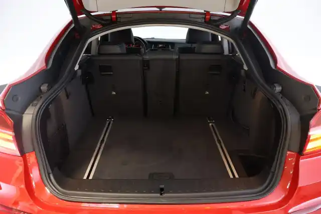Punainen Maastoauto, BMW X4 – VZF-562