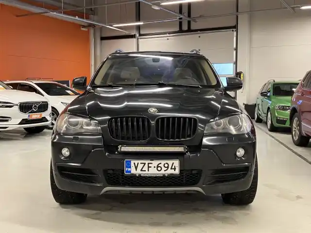 Musta Farmari, BMW X5 – VZF-694