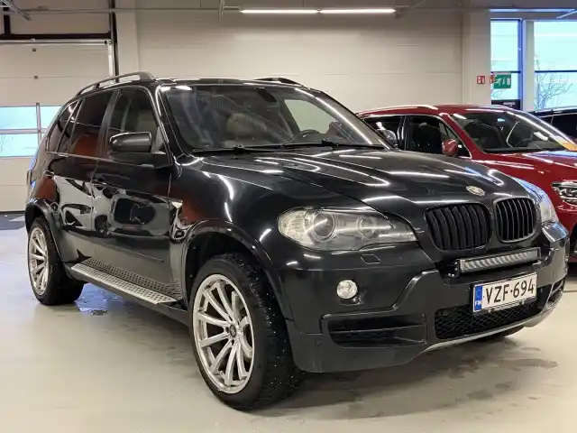 Musta Farmari, BMW X5 – VZF-694