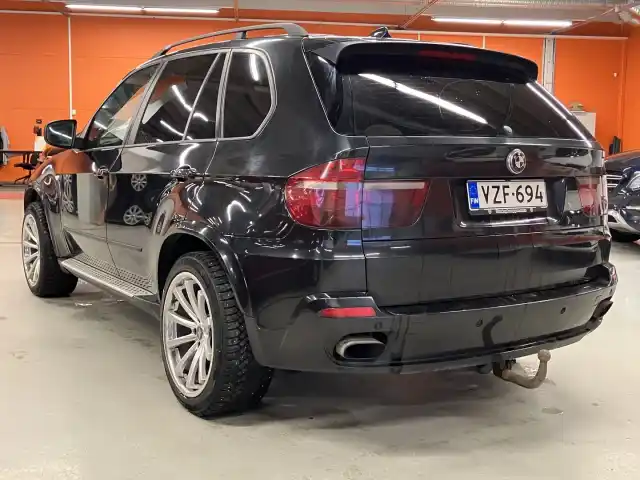 Musta Farmari, BMW X5 – VZF-694