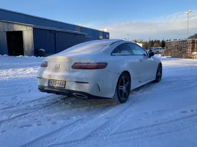 Valkoinen Coupe, Mercedes-Benz E – VZG-166