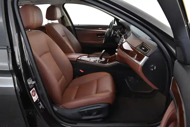 Ruskea Farmari, BMW 520 – VZG-494