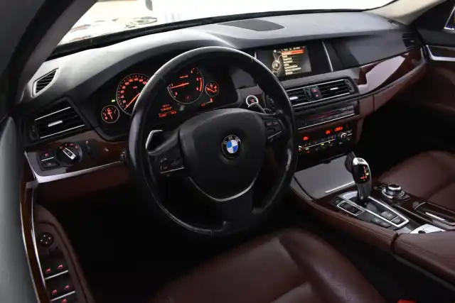 Ruskea Farmari, BMW 520 – VZG-494