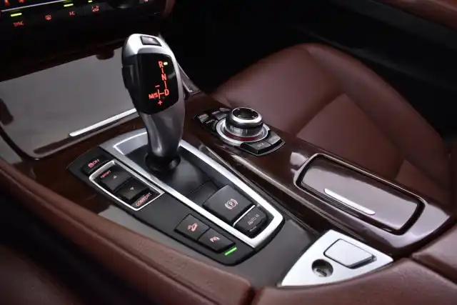 Ruskea Farmari, BMW 520 – VZG-494