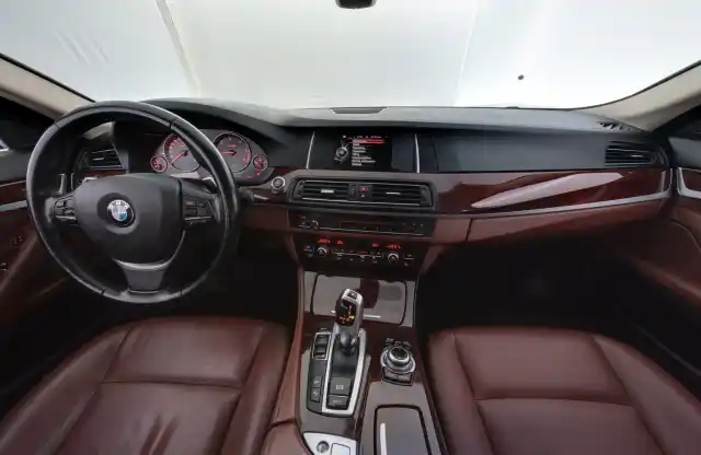 Ruskea Farmari, BMW 520 – VZG-494