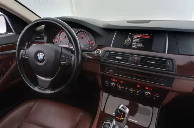 Ruskea Farmari, BMW 520 – VZG-494