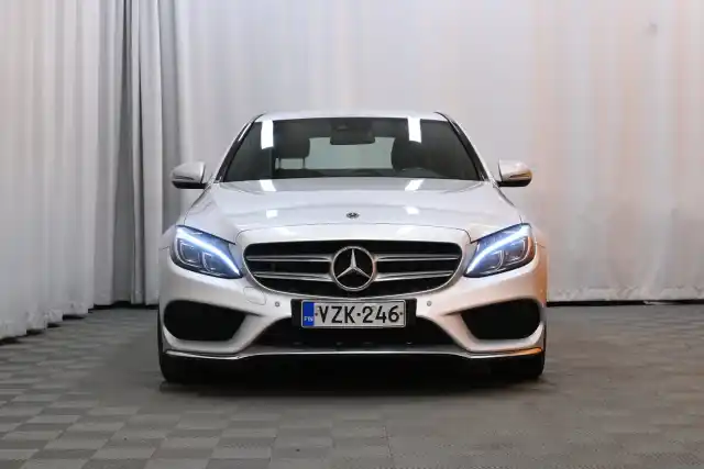Harmaa Sedan, Mercedes-Benz C – VZK-246
