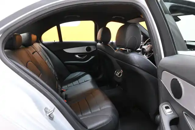 Harmaa Sedan, Mercedes-Benz C – VZK-246