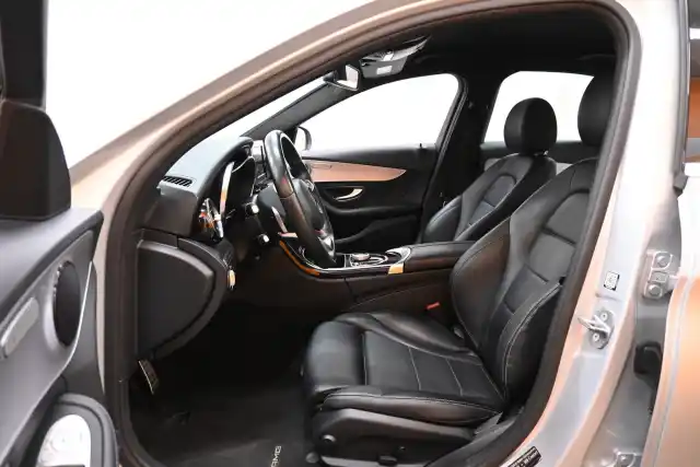 Harmaa Sedan, Mercedes-Benz C – VZK-246