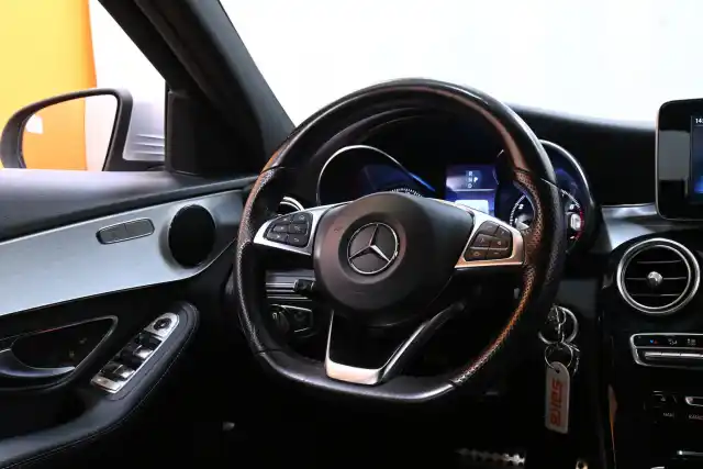 Harmaa Sedan, Mercedes-Benz C – VZK-246