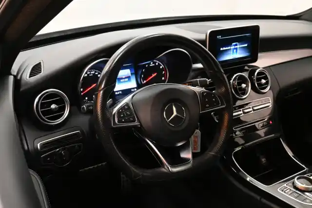 Harmaa Sedan, Mercedes-Benz C – VZK-246