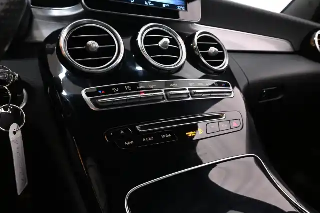 Harmaa Sedan, Mercedes-Benz C – VZK-246