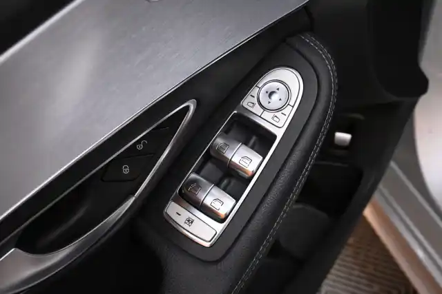 Harmaa Sedan, Mercedes-Benz C – VZK-246