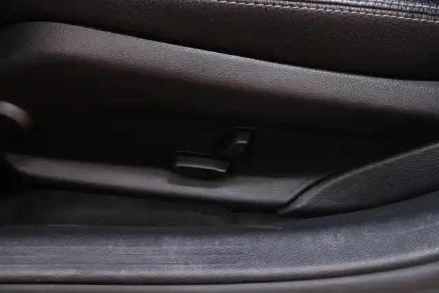 Harmaa Sedan, Mercedes-Benz C – VZK-246