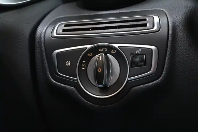 Harmaa Sedan, Mercedes-Benz C – VZK-246