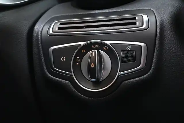Harmaa Sedan, Mercedes-Benz C – VZK-246