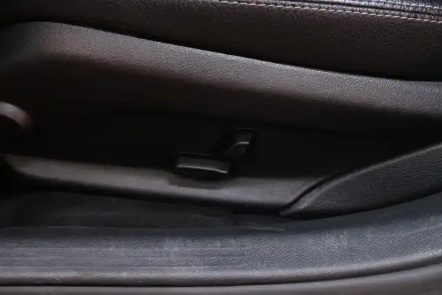 Harmaa Sedan, Mercedes-Benz C – VZK-246
