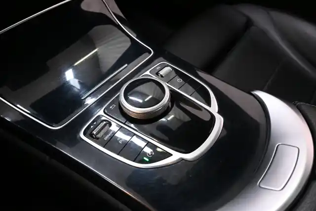 Harmaa Sedan, Mercedes-Benz C – VZK-246