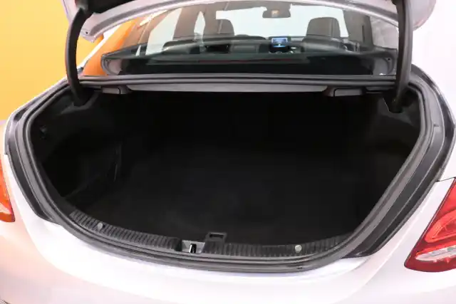 Harmaa Sedan, Mercedes-Benz C – VZK-246