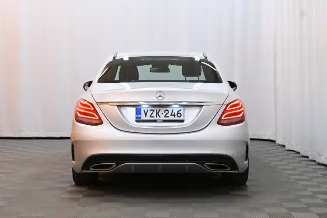 Harmaa Sedan, Mercedes-Benz C – VZK-246