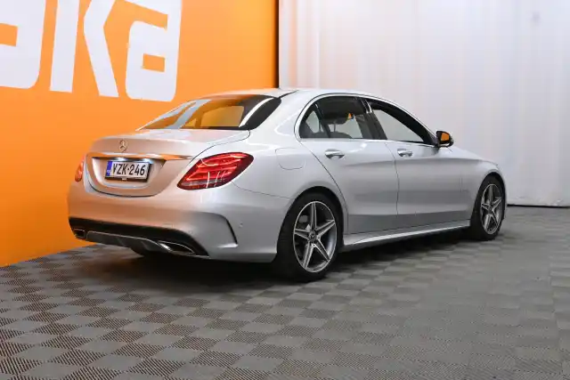 Harmaa Sedan, Mercedes-Benz C – VZK-246