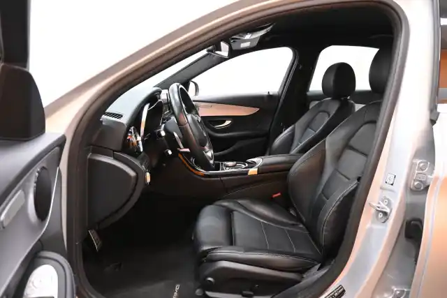 Harmaa Sedan, Mercedes-Benz C – VZK-246