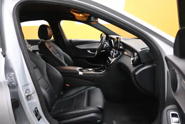 Harmaa Sedan, Mercedes-Benz C – VZK-246
