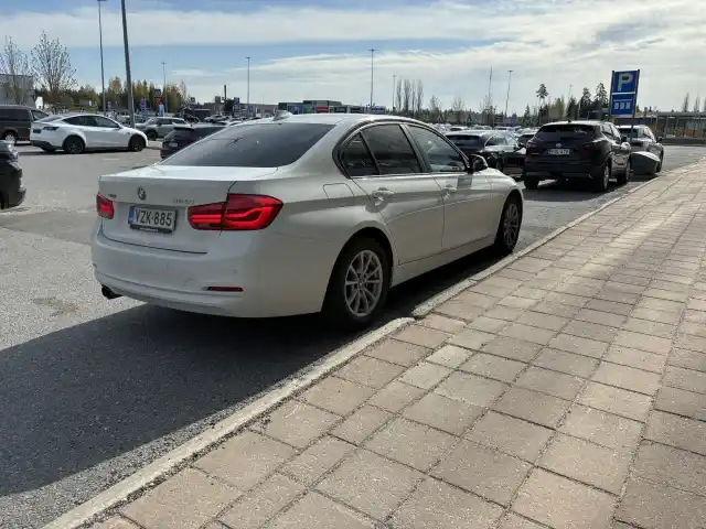 Valkoinen Sedan, BMW 320 – VZK-885